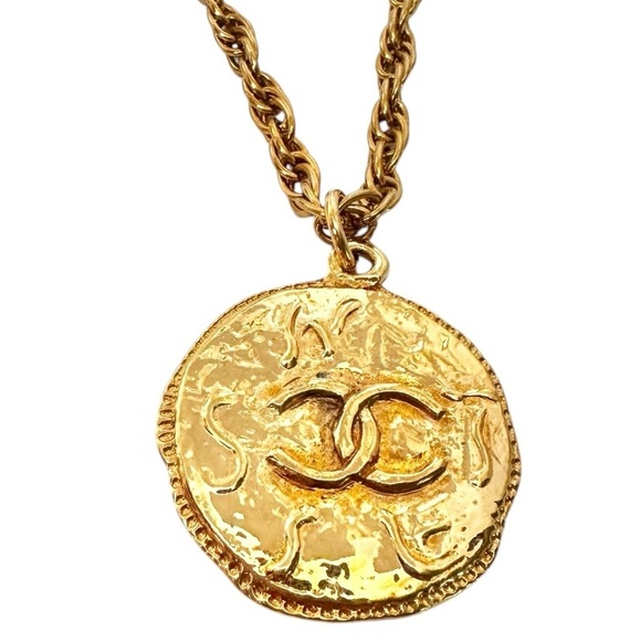 Authentic Chanel 1993 Gold Medallion CC Round Pendant Necklace with Box - Picture 6 of 15